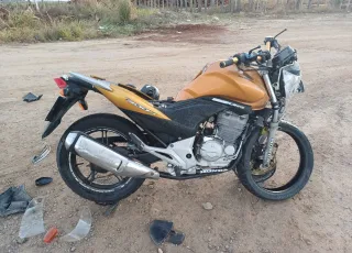 Casal fica gravemente ferido em acidente na BR-101 envolvendo uma picape Strada e uma moto 