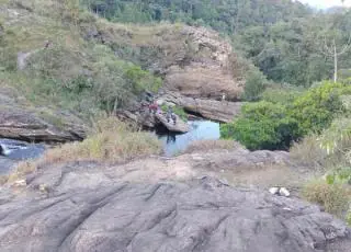 Casal morre afogado ao pular em cachoeira para fugir de abelhas