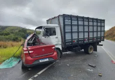   Casal morre após carro bater de frente com caminhão na BA-262, no Sul da Bahia