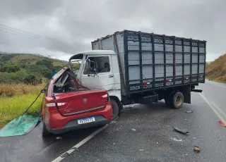    Casal morre após carro bater de frente com caminhão na BA-262, no Sul da Bahia