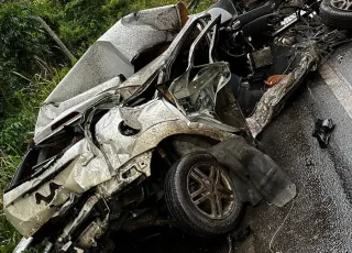 Casal morre após colidir carro com caminhão na BR-101