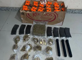 Casal que saiu de Teixeira de Freitas levando  drogas e armamento pesado  é preso pela PM na BR-101, em Eunápolis