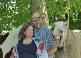 Casal tenta tirar foto de gestação, mas cavalo risonho rouba a cena