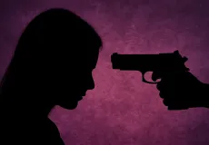 Casos de feminicídio com arma de fogo disparam 45% no Brasil, aponta levantamento