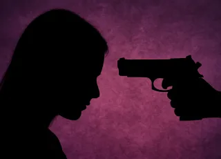 Casos de feminicídio com arma de fogo disparam 45% no Brasil, aponta levantamento