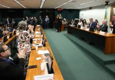CCJ aprova admissibilidade de propostas que acabam com escala 6x1
