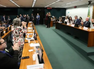 CCJ aprova admissibilidade de propostas que acabam com escala 6x1