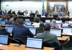 CCJ da Câmara adia análise de PEC sobre redução da maioridade penal