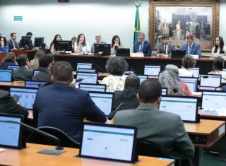 CCJ da Câmara adia análise de PEC sobre redução da maioridade penal