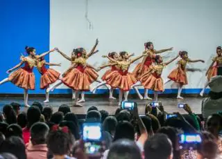 Centenas de crianças e jovens participam das apresentações da Mostra Cultural em Teixeira de Freitas