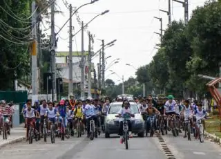 Centenas de crianças e pais participam de Passeio Ciclístico do Escola Clélia das Graças Figueiredo