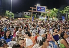 Centenas de pessoas lotam a praça João Carletti, em Itabatã, para assistir ao espetáculo “O Fantástico Natal”