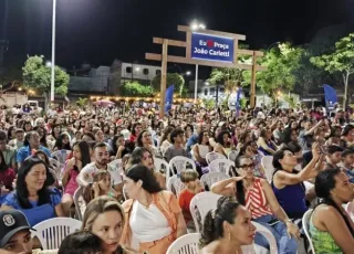 Centenas de pessoas lotam a praça João Carletti, em Itabatã, para assistir ao espetáculo “O Fantástico Natal”