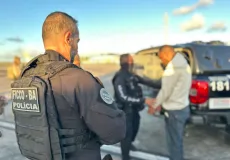 Chega a Salvador casal líder de facção capturado pela Polícia da Bahia na Bolívia