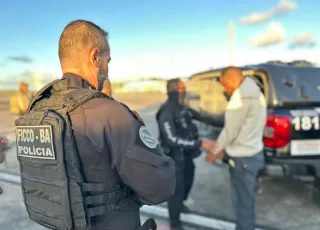 Chega a Salvador casal líder de facção capturado pela Polícia da Bahia na Bolívia