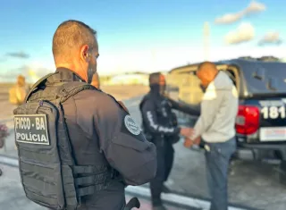 Chega a Salvador casal líder de facção capturado pela Polícia da Bahia na Bolívia