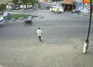 Chocante- Vídeos mostram momento que idoso de 75 anos é atropelado em Itamaraju