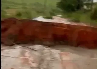 Chuva abre cratera e interrompe ligação entre Cachoeira do Mato e Massaranduba