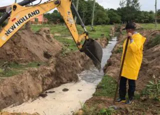 Chuva alaga ruas e causa prejuízos e transtornos em Caravelas.