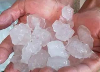 Chuva de granizo causa estragos em Itamaraju, veja vídeos