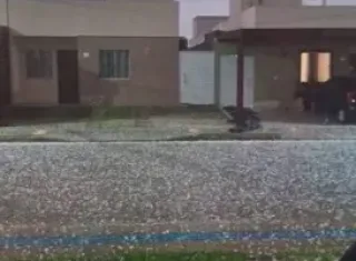 Chuva de granizo e ventos fortes assustam moradores e provocam danos em Vitória da Conquista