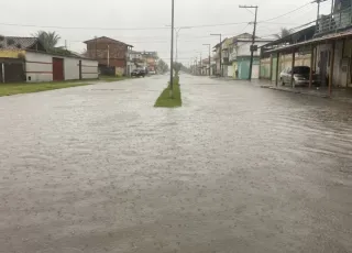 Chuva derruba ponte, alaga ruas e invade casas na cidade do Prado