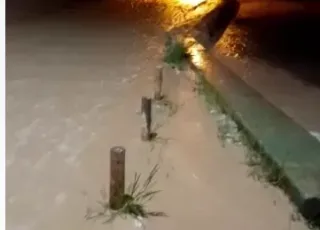 Chuva invade ruas e avenidas do Prado. Famílias desesperadas pedem socorro . Uma Casa e a ponte da Amendoeira desabaram.