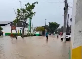 Vereda tem ruas e casas invadidas pelas águas da chuva que castigou a cidade na tarde desta quinta feira (22)