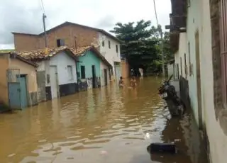 Chuva provoca enchentes e alagamentos em Medeiros Neto