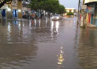 Chuvas alagam ruas, invadem casas e traz transtornos para o teixeirense. Vejam as imagens