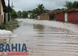 Chuvas fortes alagam ruas e deixam moradores ilhados em Nova Viçosa