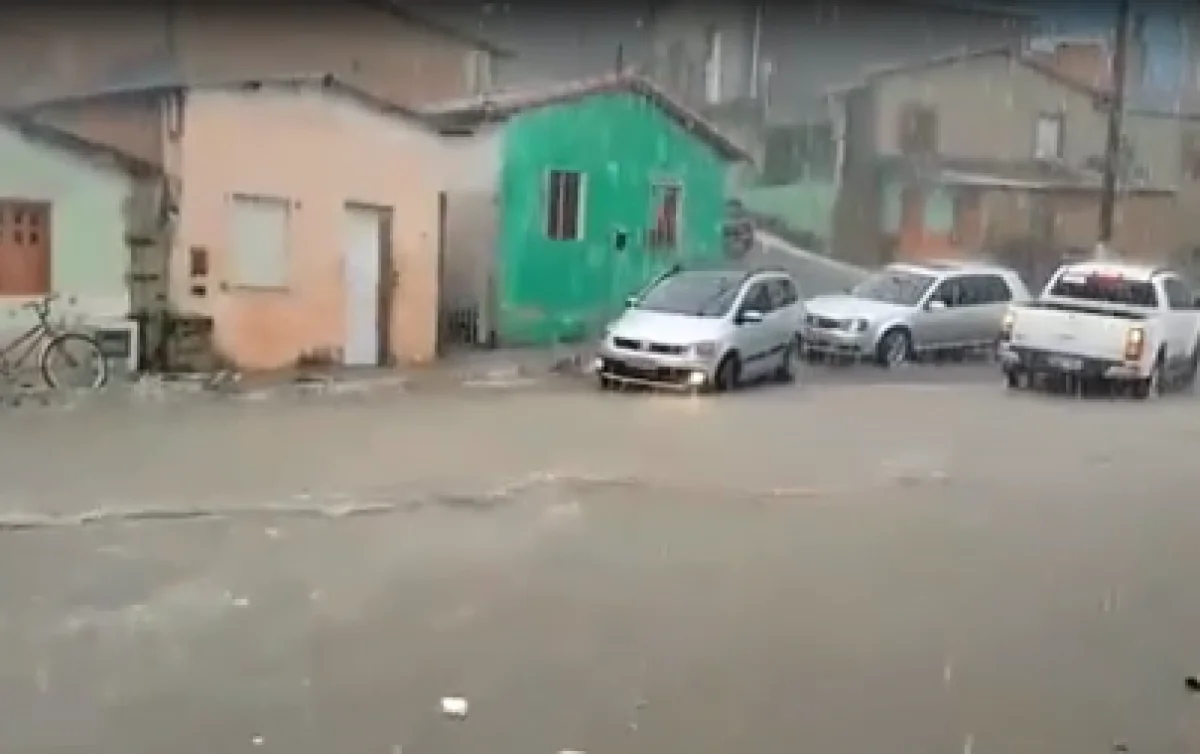 Chuvas Fortes Alagam Ruas E Provocam Transtornos Em Teixeira De Freitas Bahia Extremosul 