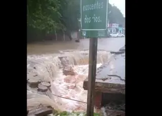 Vídeo - Chuvas fortes causam alagamentos e prejuízos a moradores de Cumuruxatiba