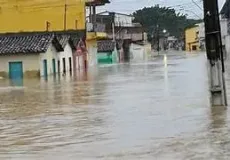 Chuvas intensas causam alagamentos em várias cidades da Bahia. Mais de 3,5 mil pessoas estão desalojadas