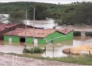 Vídeos - Cidade na BA declara situação de calamidade após barragem transbordar