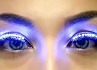 Cílios de LED, glitter, spray, espuma: saiba como proteger seus olhos na folia