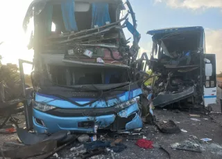 Cinco mortos e 21 feridos em acidente envolvendo dois ônibus e uma carreta na BR-110  na Bahia 