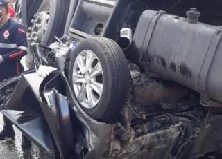 Vídeos - Cinco pessoas da mesma família morrem após carro ser esmagado por carreta