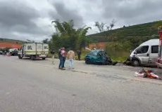 Cinco pessoas morrem em grave acidente entre van da Prefeitura de Rubim e carro na BR-116