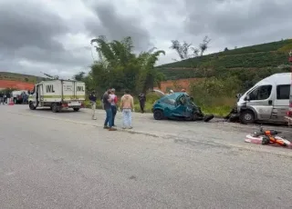 Cinco pessoas morrem em grave acidente entre van da Prefeitura de Rubim e carro na BR-116
