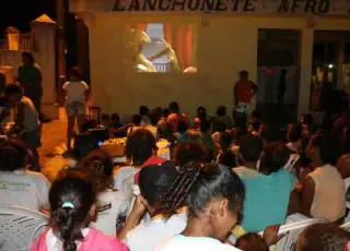 Cinema na Praça leva educação ambiental para crianças da Barra de Caravelas