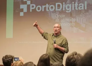 Ciro Gomes critica "voto útil" e visita comitê de campanha