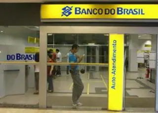 Cliente do Banco do Brasil vai sacar dinheiro no caixa rápido, a transação é feita mais o dinheiro não sai