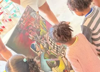 CMEI Isael de Freitas Correia promove encontro entre crianças e a arte de Wesley Brizon