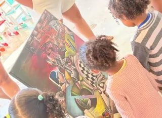 CMEI Isael de Freitas Correia promove encontro entre crianças e a arte de Wesley Brizon