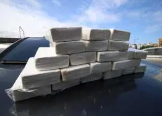 Cocaína avaliada em meio milhão de reais é aprendida em Salvador.