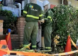 Coelba identifica e remove 85 irregularidades em Alcobaça e Prado durante operação de combate ao furto de energia