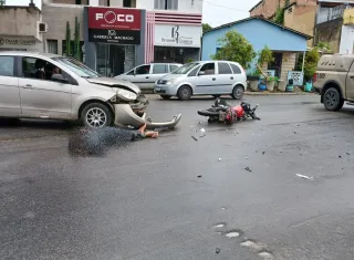 Colisão em cruzamento movimentado deixa motociclista ferido em Itamaraju