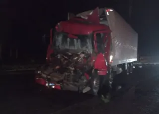 Motorista de caminhão morre após colidir com carreta  na BR 101 em Itamaraju