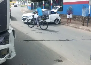 Colisão entre carro e caminhão causa transtornos em Itamaraju